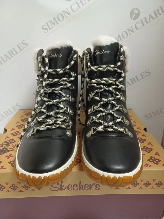 BOXED SKECHERS NO REGRET BOOTS, BLACK - SIZE 7