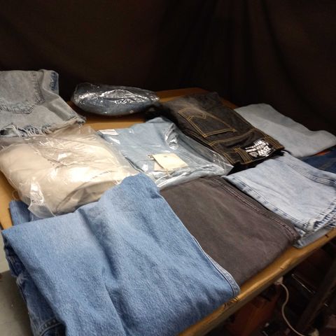 LOT OF APPROX. 10 ASSORTED JEANS IN VARIOUS SIZES