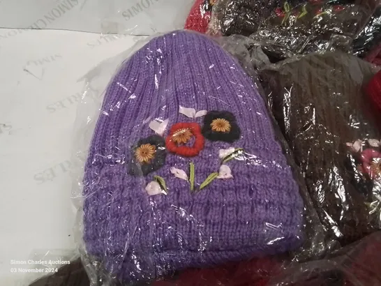 LOT CONTAINING LARGE AMOUNT OF BAGGED WOOLEN HATS IN VARIOUS COLOURS AND DESIGNS 