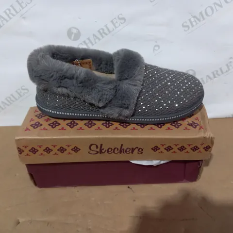 BOXED PAIR OF SKECHERS SLIPPERS - SIZE 3.5