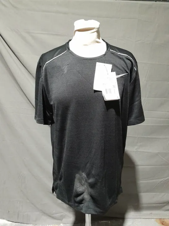 NIKE MILLER 1.0 TEE SIZE MEDIUM 