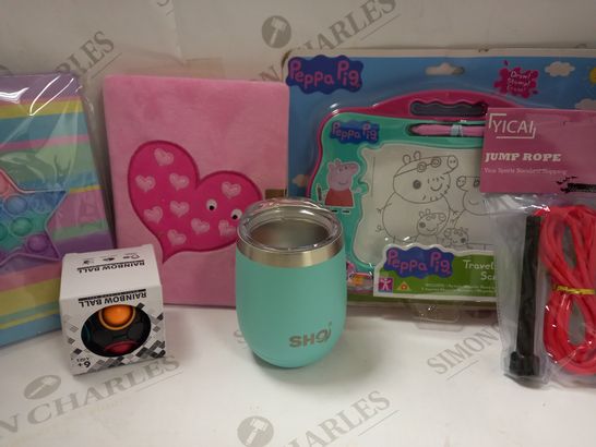 BOX OF APPROX 20 ASSORTED ITEMS TO INCLUDE PINK FLUFFY DIARY, PEPPA PIG MAGNETIC SCRIBBLER, SHO THERMAL CUP