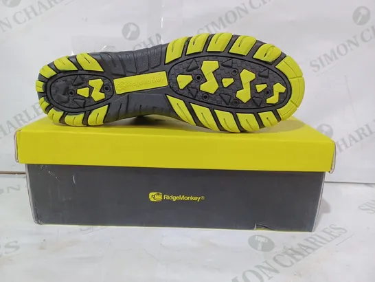 BOXED PAIR OF RIDGEMONKEY SLIP-ON AQUA SHOES IN BLACK/YELLOW SIZE 7