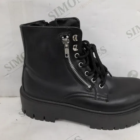 PAIR OF TOPSHOP BOOT IN BLACK - SIZE 40