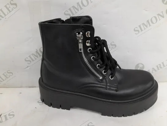 PAIR OF TOPSHOP BOOT IN BLACK - SIZE 40