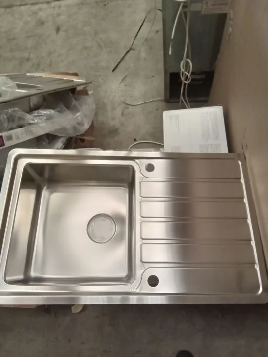 UNBOXED 86.5 X 50.5CM KITCHEN SINK - CHROME