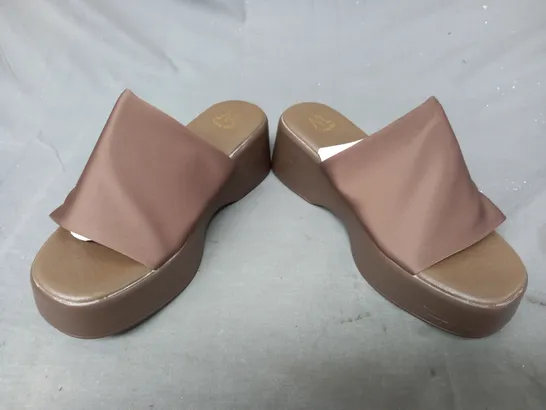 BOXED PAIR OF CINK ME PLATFORM SLIDERS IN BROWN EU SIZE 39