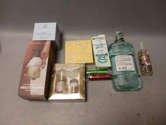 BOX OF APPROXIMATELY 15 COSMETIC ITEMS TO INCLUDE ECO DENTA FRESH BREATH, WELEDA SKIN FOOD, AND ORIGINS GINZING ETC. 