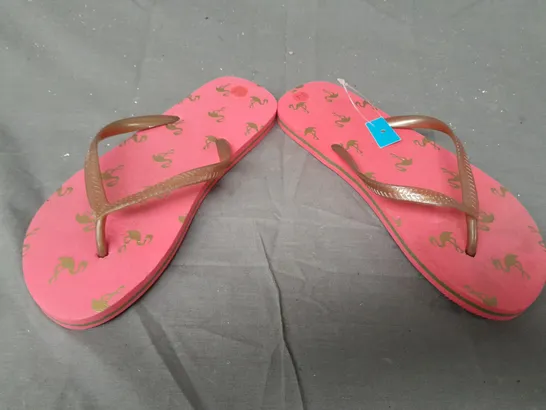 BOX OF APPROXIMATELY 20 PAIRS OF DESIGNER FLIP FLOPS IN PINK - VARIOUS SIZES