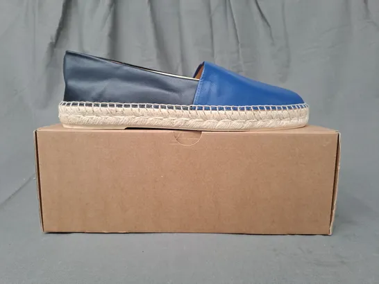 BOXED PAIR OF DRILLES TWO-TONE SLIP-ON SHOES IN BLUE/NAVY EU SIZE 43