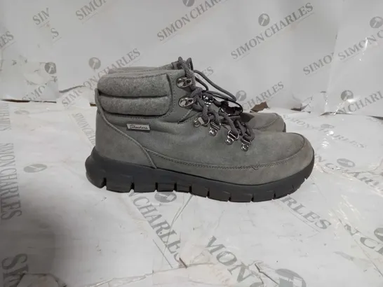 BOXED SKECHERS SYNERGY WARM TECH BOOTS, GREY - SIZE 6