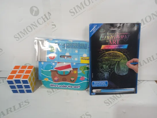 LOT OF APPROXIMATELY 10 ASSORTED TOYS AND GAMES TO INCLUDE ENGRAVING ART, BATH TIME SPLASH BOOK, PUZZLE CUBE, ETC