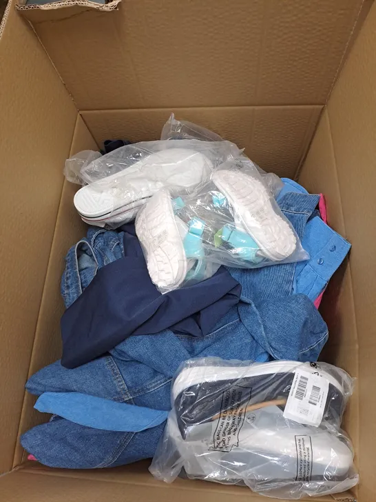 LARGE BOX OF APPROXIMATELY 25 ASSORTED CLOTHING ITEMS AND SHOES