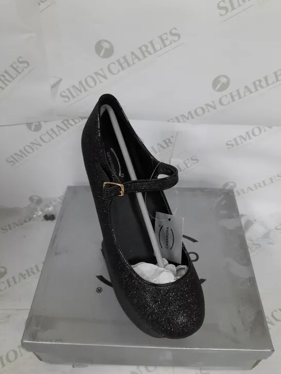 BOXED PAIR OF CASANDRA PLATFORM STRAP SHOE IN BLACK GLITTER SIZE 7