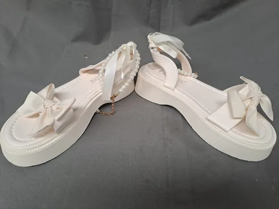 BOXED PAIR OF FASHION OPEN TOE PLATFORM SANDALS IN CREAM/PALE PINK W. PEARL EFFECT AND BOW DETAIL EU SIZE 38