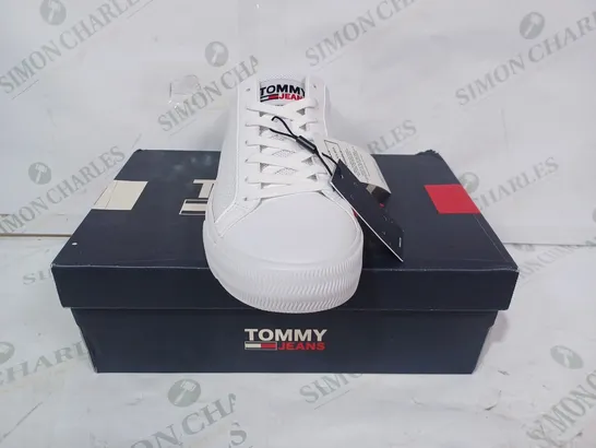 BOXED PAIR OF TOMMY JEANS TRAINERS IN WHITE UK SIZE 7