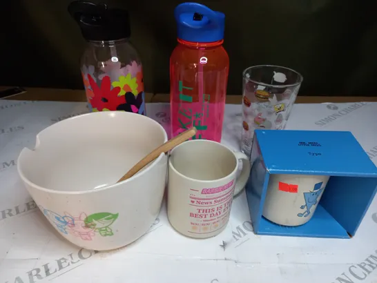 MEDIUM BOX OF ASSORTED HOUSEHOLD ITEMS TOO INCLUDE NOODLE BOWLS , MUGS AND DRINKING BOTTLES - COLLECTION ONLY