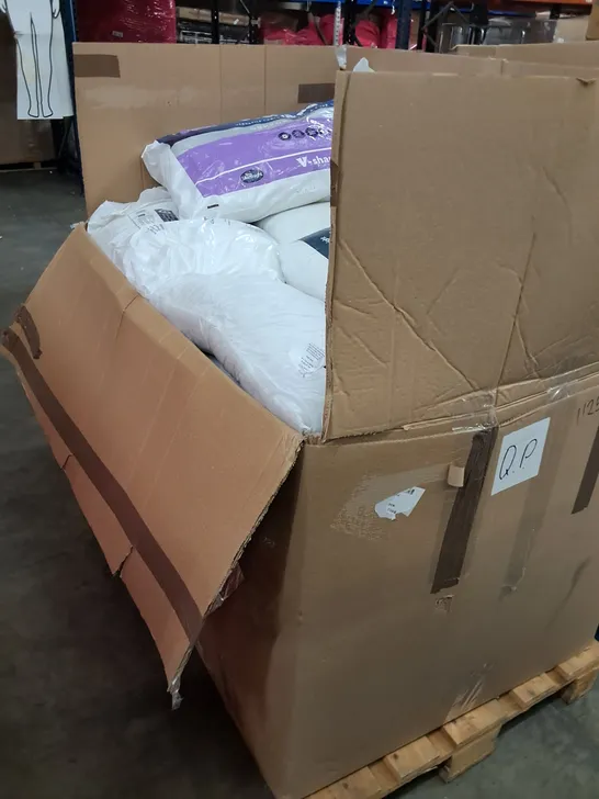 PALLET OF ASSORTED BEDDING AND PILLOWS 