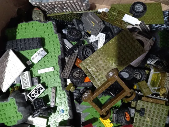 BOX OF ASSORTED LEGO & MEGA BLOKS SETS/PARTS