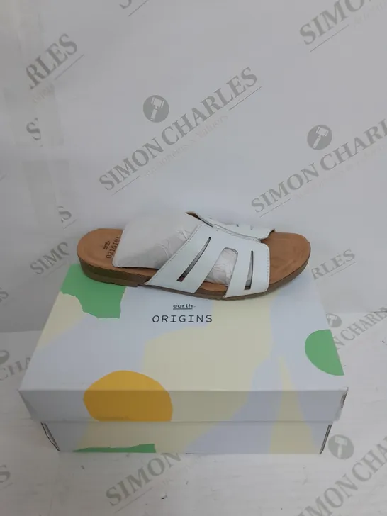 BOXED PAIR OF EARTH ORIGINS OPEN TOE SANDALS IN TAN UK SIZE 3