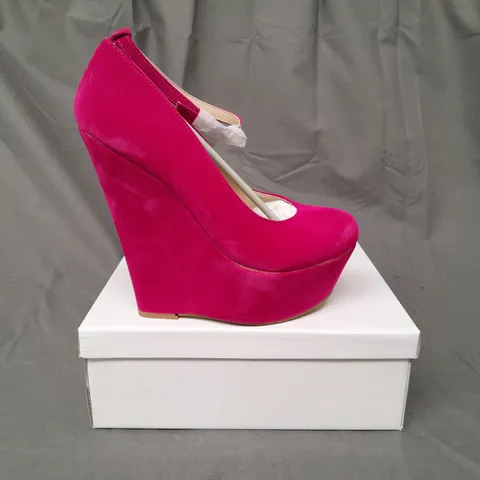 BOXED PAIR OF KOI COUTURE HR5 PLATFORM HIGH WEDGE FAUX SUEDE SHOES IN FUCHSIA SIZE 5