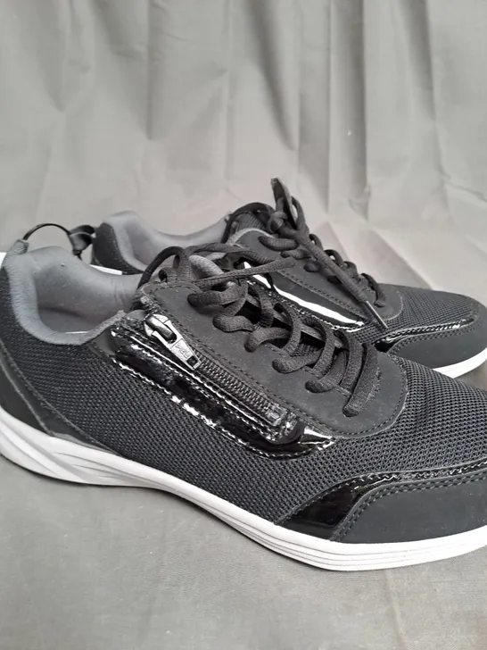 PAIR OF VIONIC AGILE CASSIS ZIP TRAINERS IN BLACK - SIZE 5