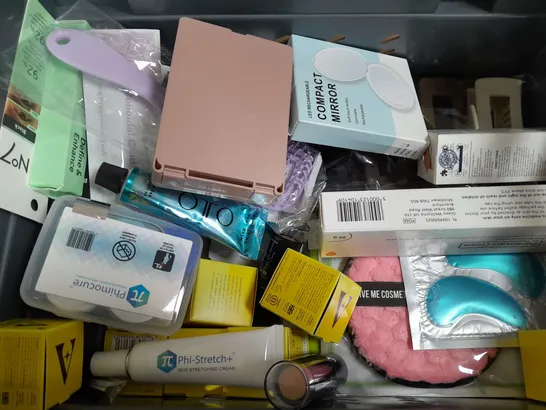 BOX OF APPROX 18 ASSORTED HEALTH AND BEAUTY ITEMS TO INCLUDE - ELEMIS CLEANSING OIL , GIVE ME VITAMIN C CLEANSER , PLANTUR 39 SHAMPOO ETC