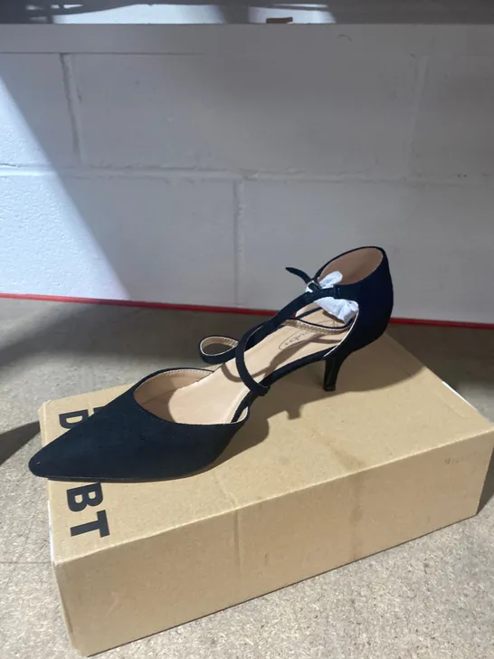 BOXED PAIR OF NO DOUBT BLACK HEELS SIZE 8