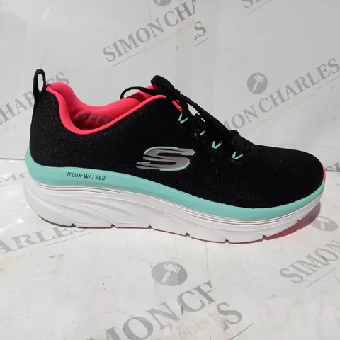 BOXED PAIR OF SKECHERS D'LUX-WALKER TRAINERS IN BLACK/MULTICOLOUR SIZE 5