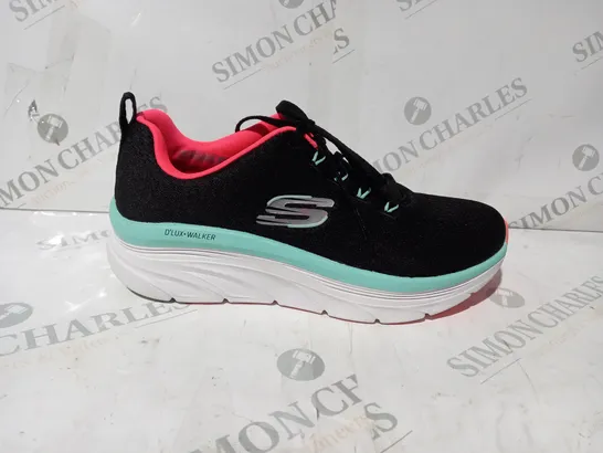 BOXED PAIR OF SKECHERS D'LUX-WALKER TRAINERS IN BLACK/MULTICOLOUR SIZE 5