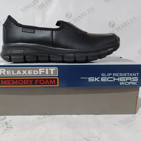 BOXED PAIR OF SKECHERS WORK RELAXED FIT SLIP-RESISTANT SHOES IN BLACK SIZE 7