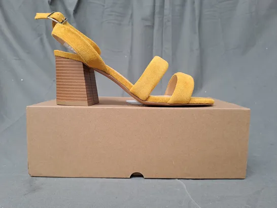 BOXED PAIR OF V BY VERY OPEN TOE BLOCK HEEL SANDALS IN YELLOW SIZE 7