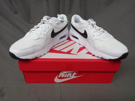 BOXED PAIR OF NIKE AIR MAX SC TRAINERS IN WHITE/BLACK UK SIZE 7