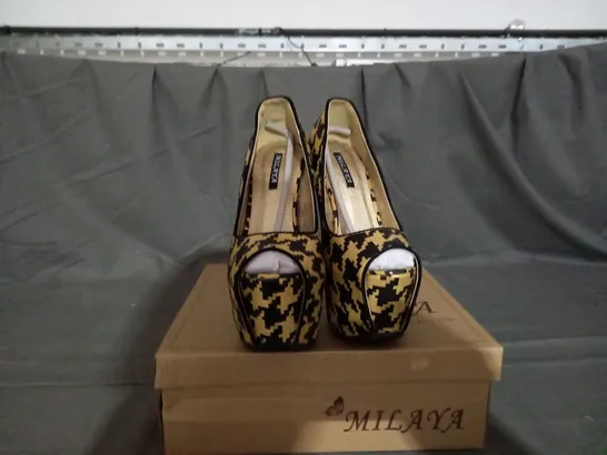 APPROXIMATELY 12 BOXED PAIR OF PLATFORM HEEL SHOES IN VARIOUS SIZES TO INCLUDE SIZE 36 