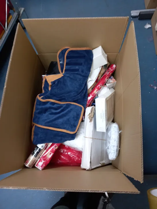 BOX OF ASSORTED ITEMS TO INCLUDE RUGS, LIGHTS, STORAGE BAGS ETC