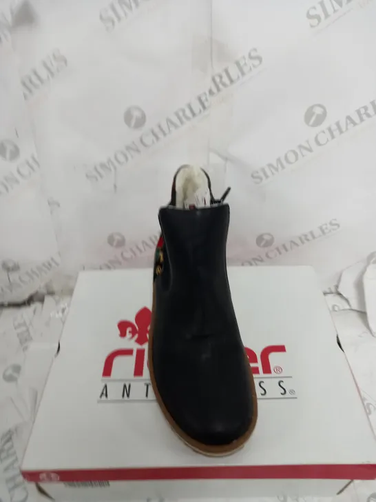 BOXED PAIR OF RIEKER SKEEPSKIN DETAILED ZIP BOOTS SIZE 6