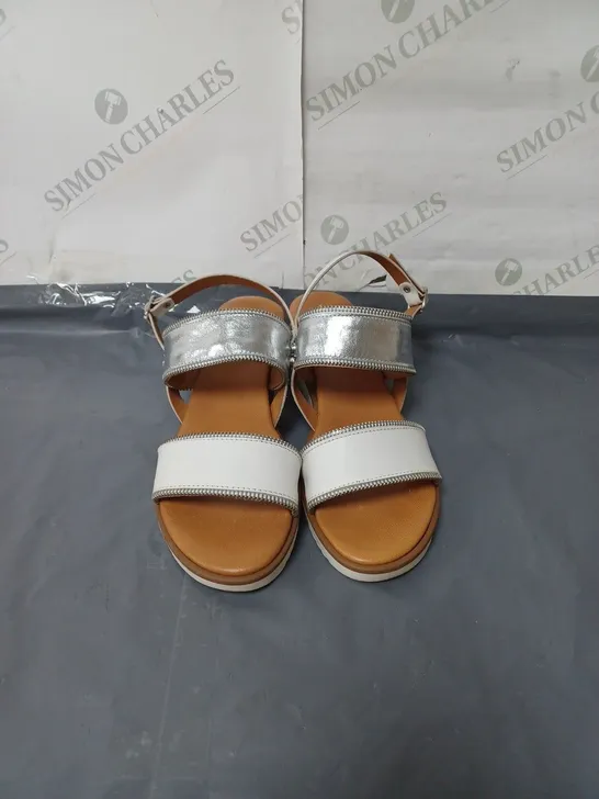 MODA IN PELLE PRUDIE WHITE AND SILVER SANDALS SIZE EU 40