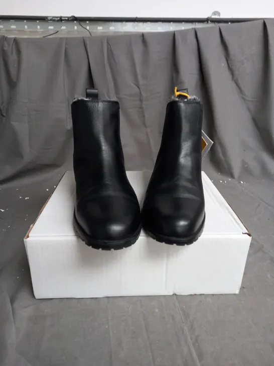 BOXED PAIR OF STRIVE WINDSOR BOOTS BLACK SIZE 6.5