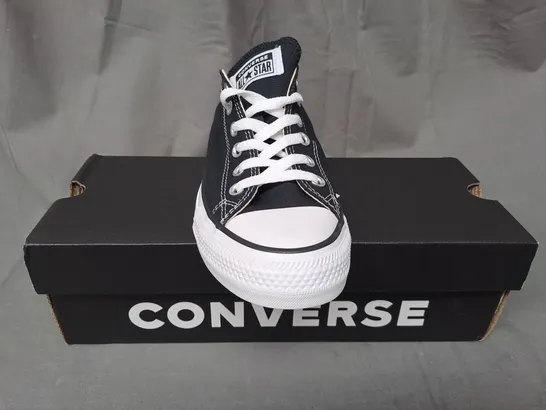 BOXED PAIR OF CONVERSE SHOES IN BLACK/WHITE UK SIZE 6