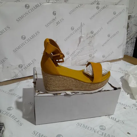 BOXED MARC FISHER ZAKO WEDGE SANDALS MUSTARD SIZE 6.5