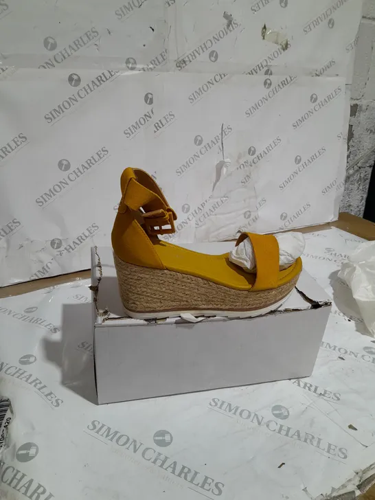 BOXED MARC FISHER ZAKO WEDGE SANDALS MUSTARD SIZE 6.5