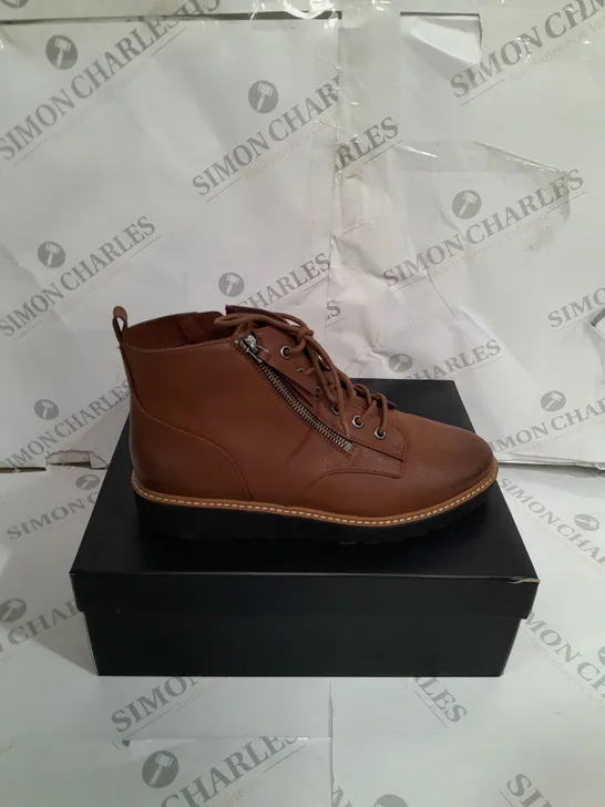 BOXED NATURALIZER BROWN LEATHER BOOTS SIZE 7