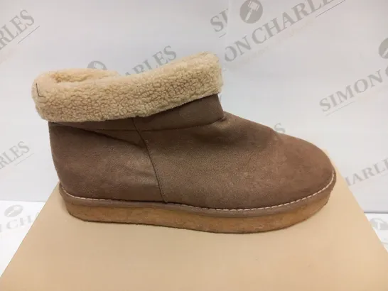 BOXED PAIR OF STELLA MCCARTNEY KICKAPOO LOW BOOT PEBBLE SIZE 38