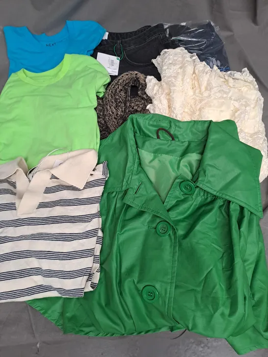 BOX OF APPROXIMATELY 25 ASSORTED CLOTHING ITEMS TO INCLUDE - COAT, TOPS, DRESSES ETC 