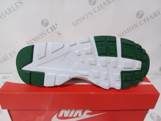 NIKE HUARACHE RUN GS - SIZE 5.5