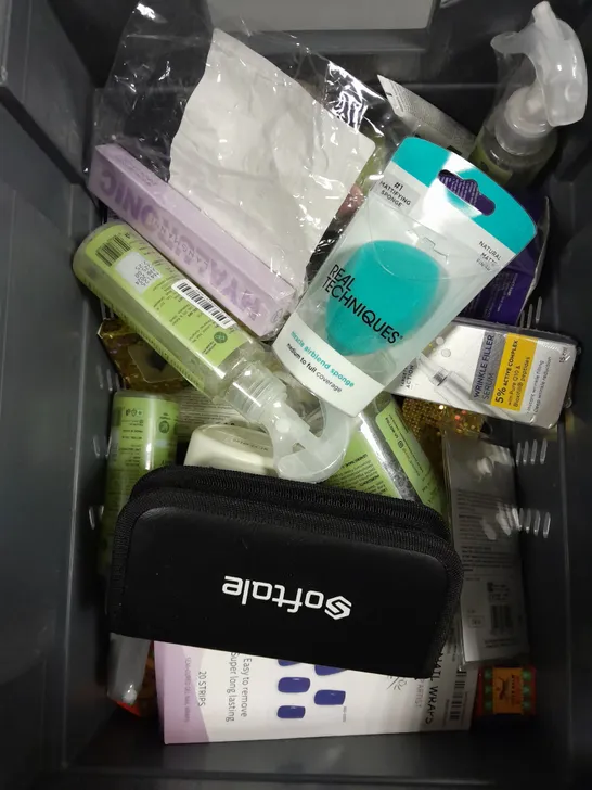 APPROXIMATELY 20 ASSORTED HEALTH & BEAUTY PRODUCTS TO INCLUDE CAST COVERS, AVEENO SHAMPOO, TIGER BALM ETC 