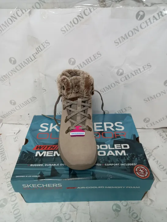 BOXED PAIR OF SKECHERS TREGO LACE UP FAUX FUR CUFF WATERPROOF BOOT TAUPE - SIZE 6