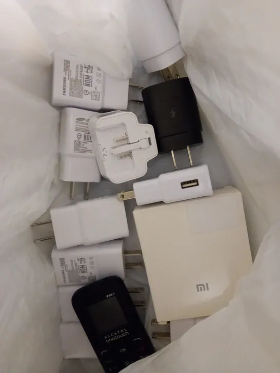 LOT OF APPROX 8 ASSORTED ITEMS TO INCLUDE IPAD CAMERA CONNECTION KIT, IPAD MINI SMART COVER, SAMSUNG TRAVEL ADAPTERS, ETC 