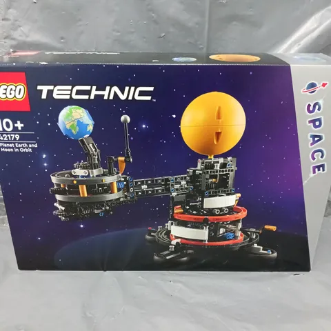 BOXED LEGO TECHNIC PLANET EARTH AND MOON IN ORBIT - 42179