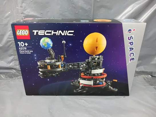 BOXED LEGO TECHNIC PLANET EARTH AND MOON IN ORBIT - 42179